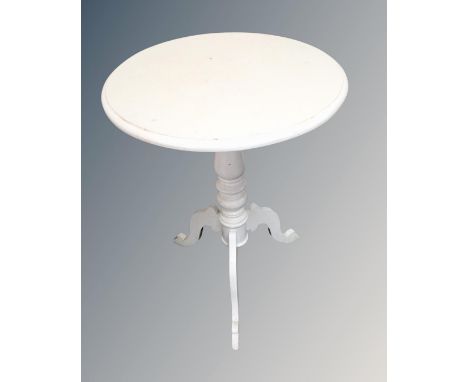 A painted circular tripod table. (diameter 55cm)