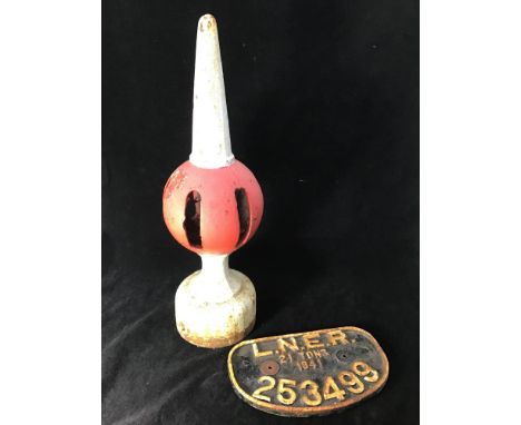 Railwayana interest: A cast iron British Rail painted signal finial marked 'BR R' 57cm high, together with a cast iron London