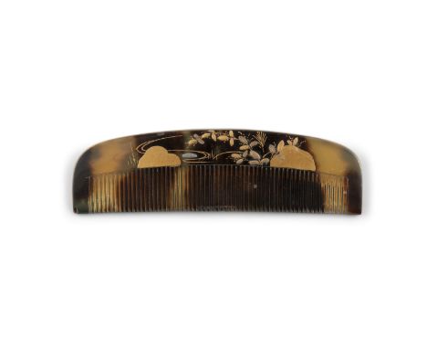 *A GILT LACQUERED TORTOISE SHELL COMB, KUSHI Japan, Meiji period Adorned with a landscape and with flowers. L: 7,1 cm Weight: