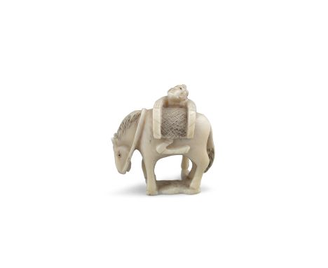 *GYOKUSHI / GYOKUYUKI 玉之: AN IVORY 'HORSE AND RIDER' KATABORI NETSUKE Japan, 19th century H: 3,6 cm  ** Please note that this