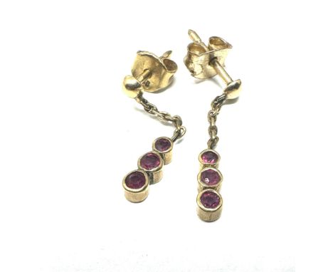 9ct gold ruby three stone drop earrings (1.3g) 