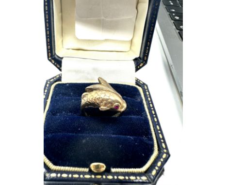 9ct gold ruby set eyes fish coil ring (3.4g) 