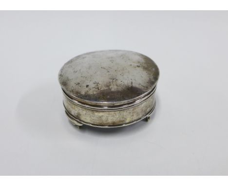 George V silver trinket box, circular hinged lid and three legs, Chester 1918, 10cm diameter 
