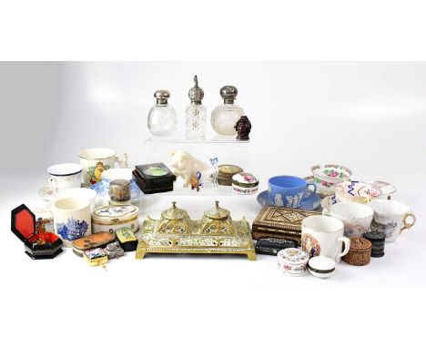 A collectors' lot comprising a pierced brass desk companion, various pill boxes, snuff boxes, lacquered Russian boxes, a Bell