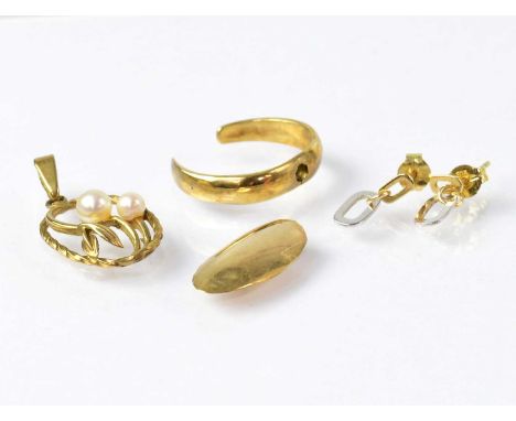 A mixed lot of various 9ct gold jewellery items, comprising a pearl set pendant, a pair of stud earrings, a nail and partial 