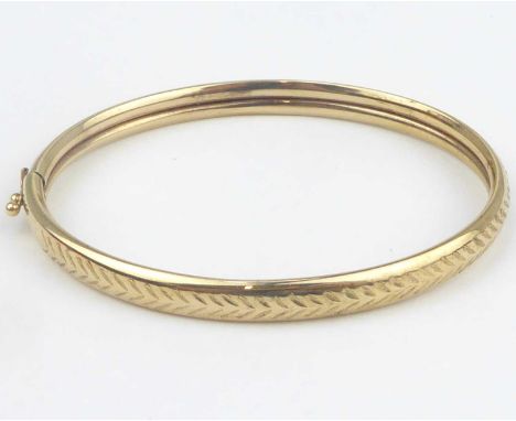 A vintage 9ct gold hinged bracelet with repeating arrow pattern, internal diameter 5.1cm, approx. 6.9g.Condition Report: 5.1 