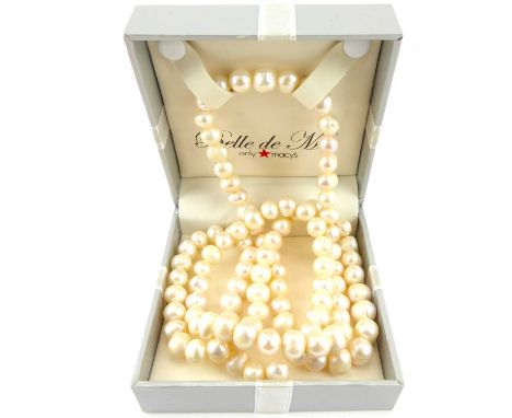 A good quality continuous pearl necklace with similar sized pearls with a bright white lustre, length approx. 90cm, originall