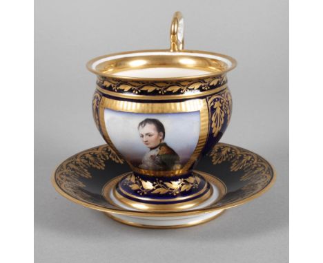 Sèvres große Portraittasse ""Napoleon I.""jeweils rote Stempelmarke 1804, Tasse in Glockenbecherform mit gekehltem Fuß, hochg