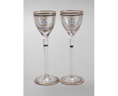 Zwei Stängelgläser Steinschönauum 1905, farbloses Glas, am Kuppenansatz geschliffen, ornamental mit opaken Emailfarben und Go