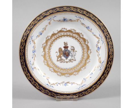 England Wappentellerwohl Caughley um 1790, gepinselte Halbmondmarke mit Buchstabe E, glatte gewölbte Form mit königsblauer Bo