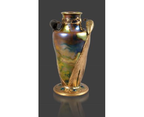 Friedrich Adler Vase mit PfauenEntwurf um 1904/05, Ausführung Keramikmanufaktur Zsolnay Pécs/Ungarn und Metallwarenfabrik "Or