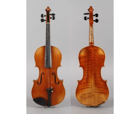 ViolineMitte 20. Jh., auf Modellzettel bezeichnet Antonius Stradivarius Cremonensis 1736, geteilter, gleichmäßig geflammter B