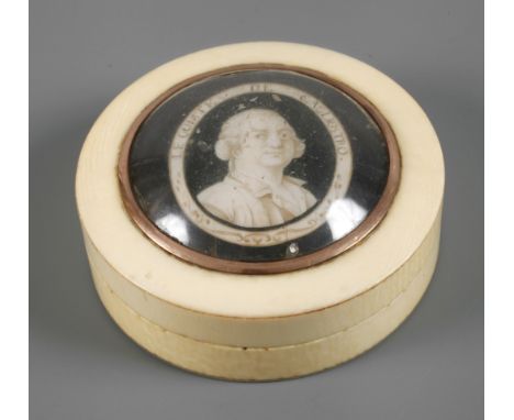 Deckeldose Elfenbeinwohl Ende 18. Jh., unsigniert, betitelt Le Comte de Cagliostro, flacher Rundkorpus mit abnehmbarem Deckel