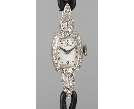 Damenarmbanduhr Hamilton mit Diamantenum 1920, Weißgold geprüft 585/1000, mit Diamanten besetztes tonnenförmiges Gehäuse von 