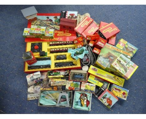 Tri-ang '00' gauge electric model Railway:a quantity, many boxed pieces, including R.3A Train Set, R.525 0-6-0 tank loco, R.3