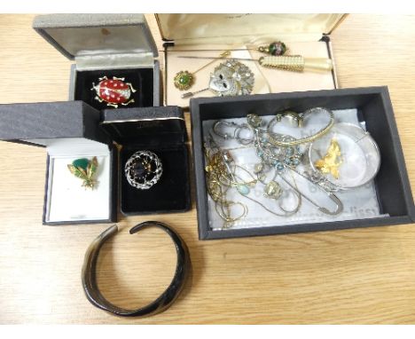 A small quantity of Jewellery and Costume Jewellery, including a silver hinged bangle, silver rings mounted yellow stones, 'l