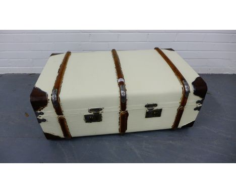 A vintage cream painted cabin trunk 86 x 36 cm 