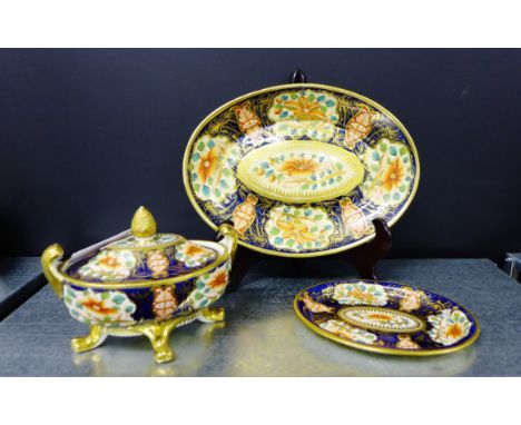 Late 18th/early 19th century Imari decorated sauce tureen and lid with acorn finial together with two matching oval plates (5