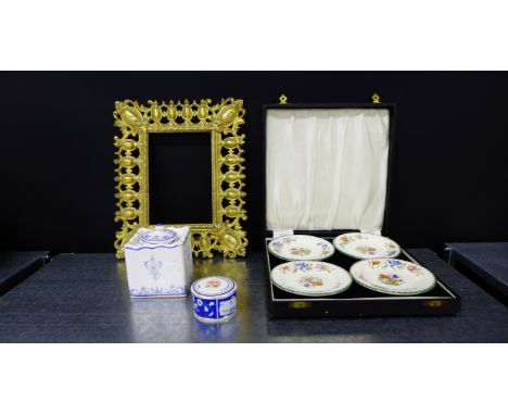 A mixed lot to include a set of four Copeland Spode Chinese Rose patterned plates, Wedgwood porcelain pill box and a tin glaz