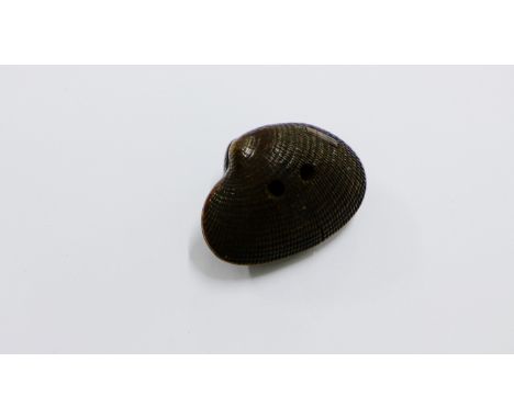 Carved fruitwood netsuke in the form of a clam shell, indistinctly signed 