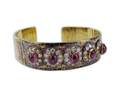 Vintage Cabochon Ruby, Approx. 2.5 Carat Round Brilliant Cut Diamond and 18 Karat Yellow Gold Flexible Cuff Bangle. Rubies wi
