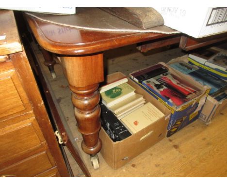 Victorian mahogany pull-out extending dining table, the moulded top above a moulded frieze raised on four turned and tapering