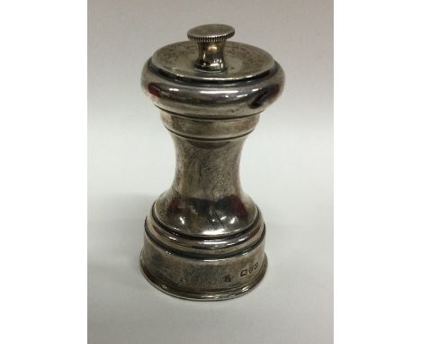 An Edwardian silver pepper grinder. Chester. Approx. 109 grams. Est. £40 - £60.