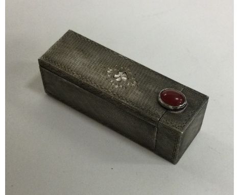 A Continental silver lipstick holder with engine turned decoration. Approx. 25 grams. Est. £20 - £30.