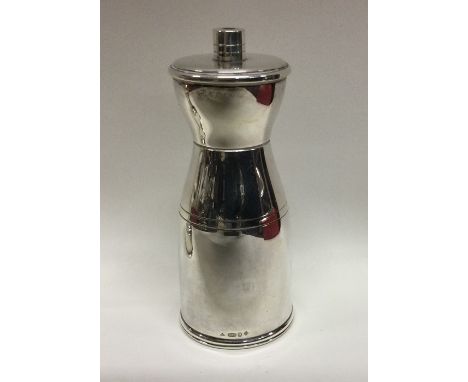 A stylish silver pepper grinder of Art Deco form. London. By JAC. Approx. 145 grams. Est. £50 - £80.