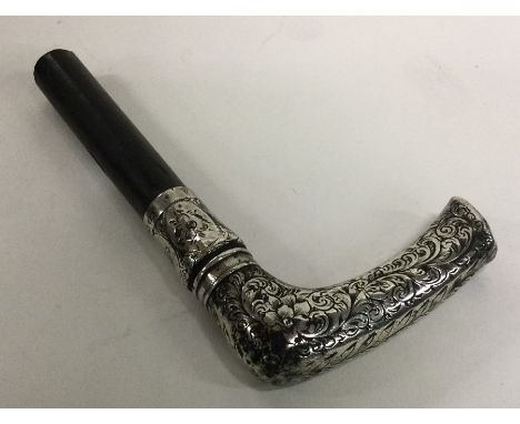 An Edwardian silver mounted walking stick handle. London. By WD. Approx. 31 grams. Est. £25 - £35.