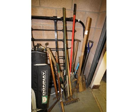 Quantity of mixed garden tools