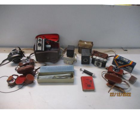 A selection of vintage film cameras to include a Koda Baby Hawkeye Cosmic35, Coronet Twelve 20, Recula L E Halma Paulette Ele