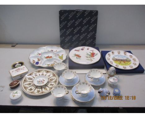 A mixed lot to include boxed Royal Worcester Evesham platter, Wembley 1923-2000 The Boys of '66 Venue of Legends, Royal Crown