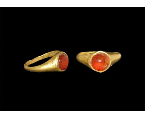 1st century AD.
A narrow D-section hoop with expanding shoulders, discoid cell with inset carnelian cabochon. 1.34 grams, 19m
