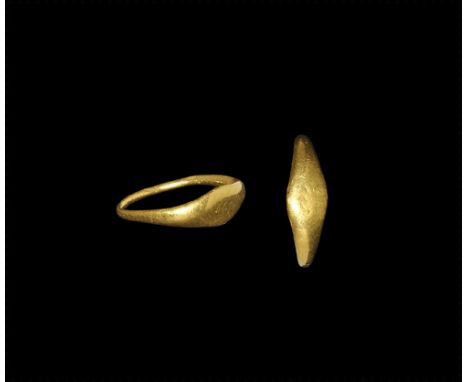 1st century AD.
A flat-section gold child's ring with expanding shoulders, discoid plaque with intaglio frond motif. 1.84 gra