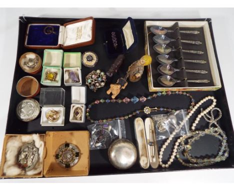 Vintage jewellery - a quantity of predominantly vintage costume jewellery to include bar brooches, a small quantity of silver