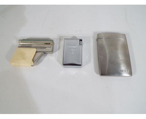 A good lot to include an Inco 6900 cigarette lighter in the form of a pistol, a Rolstar cigarette lighter and a credit card c