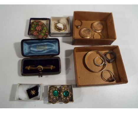 A good mixed lot of vintage costume jewellery to include a bar brooch in original box, paired earrings, a 9 carat gold front 