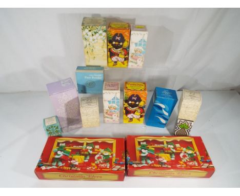 A good mixed lot of vintage Avon cosmetics / soaps in original boxes