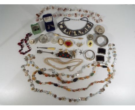 A good mixed lot of jewellery and small collectables to include a pair of Indian silver earrings,  boxed, a pair of green mal