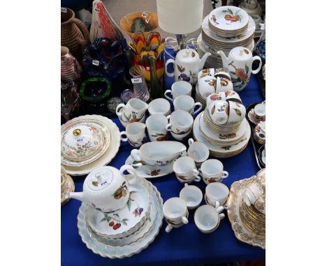 A Royal Worcester Evesham pattern tea and dinner service including pie dishes, tea and coffee opts, cups and saucers, plates 