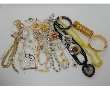 A collection of vintage costume jewellery to include a gold plated cuff bangle, glass beads, brooches etc Condition Report: N