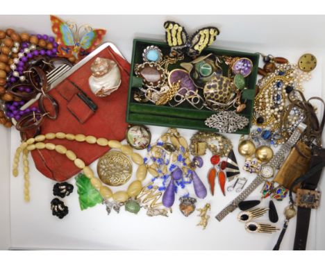 A string of horn beads, a turtle brooch and other items of vintage costume jewellery together with a handbag Condition Report