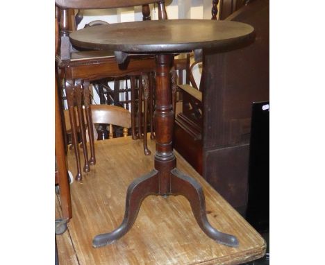 AN EARLY NINETEENTH CENTURY MAHOGANY TRIPOD TABLE WITH CIRCULAR SNAP TOP, 1' 11" DIAMETER (TOP CRACKED) 