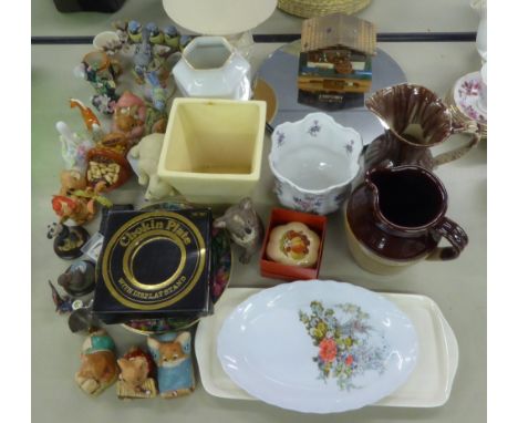 VARIOUS POTTERY AND CERAMICS TO INCLUDE; JUGS, SMALL JARDINIERE'S , PENDELFIN BUNNY ORNAMENTS, CHOKIN PLATES AND OTHER DECORA
