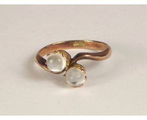 GOLD RING.
A 9ct. gold & moonstone ring. Size M.