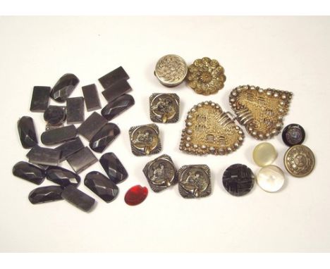 BUTTONS ETC.
A set of four glass hunting dog buttons, other buttons, a silver buckle & jet bracelet elements etc.