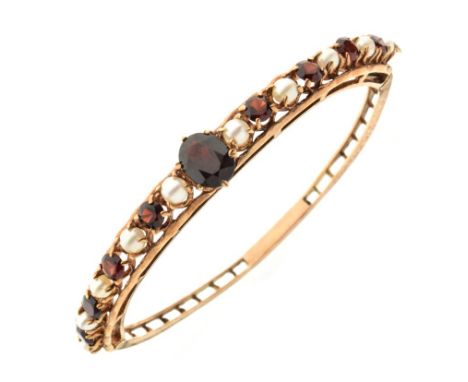 Garnet and cultured pearl 9ct gold Edwardian style hinged bangle, with alternate set frontispiece, internal diameter 6cm, 17g