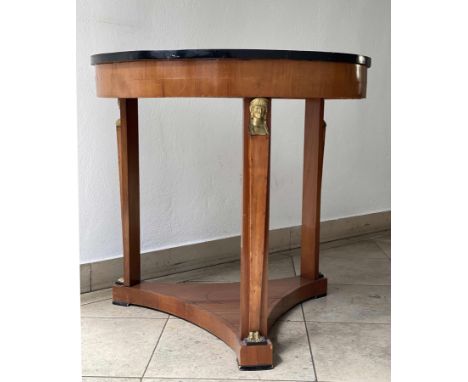 Kirschbaum, furniert, teils ebonisiert, wohl um 1820. Runde, minimal elliptische Platte über drei Beinen auf ausgesägtem Stan