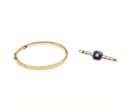 the central panel of blue guilloche enamel is centred with a small pearl, with further pearls set to the gold mount, locket c